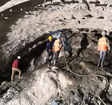 长顺拱顶带模注浆料的施工流程及注意事项